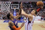 Griffin Posterizes Channing Frye
