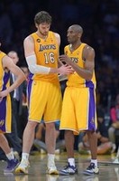 Kobe Battles Injuries in Lakers Win