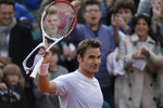 Federer Advances With Straight-Set 