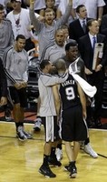 Tony Parker Buzzer-Beater Seals Gam